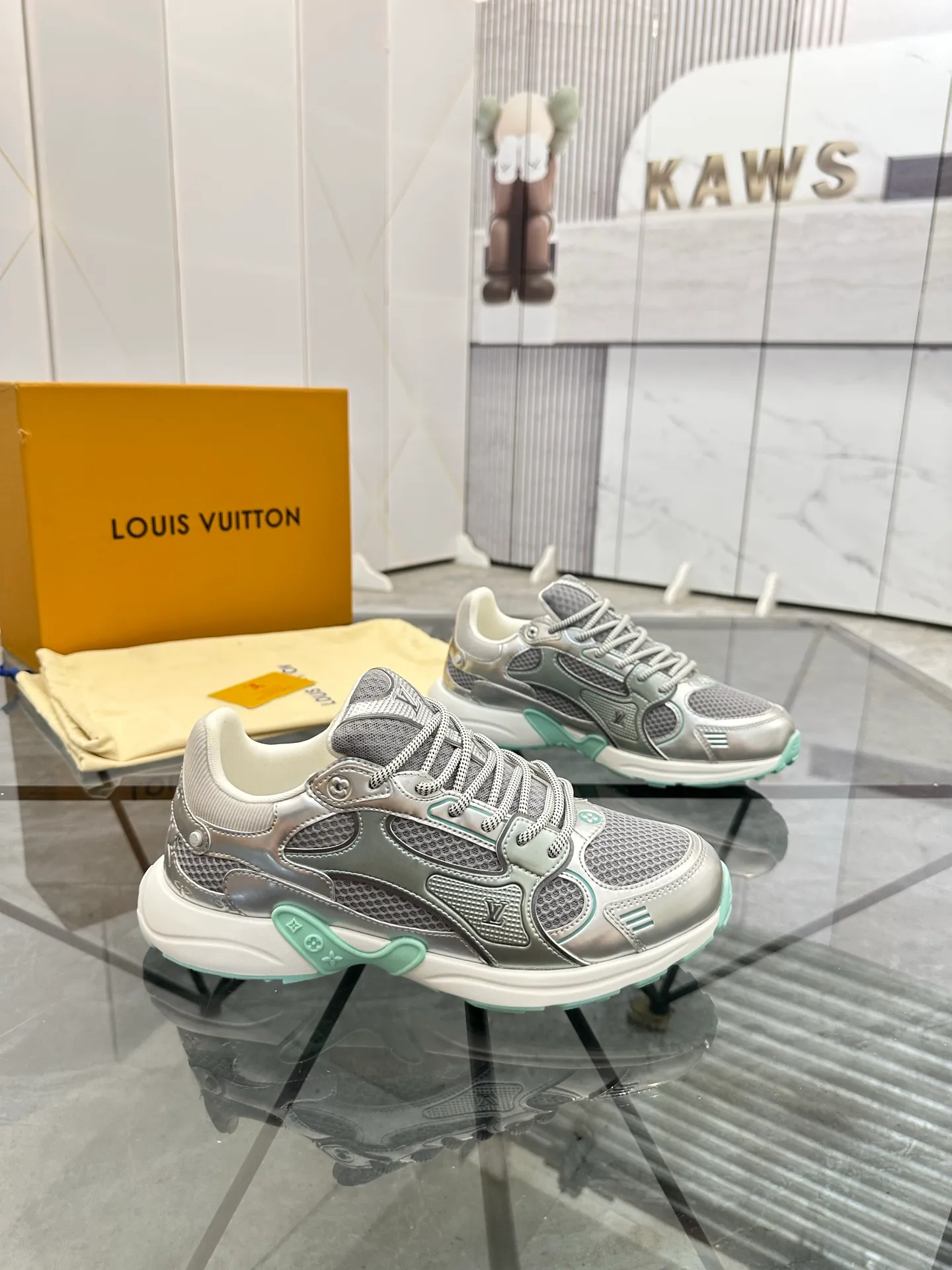 Men's shoes: 💰P660¥ Top quality Product trademark: LV* "Louis Vuitton*" low-top casual shoes Regular size: 35-44 (can be customized to 45.46) Couple style Product materials: Upper imported cowhide stitching original material, breathable lining, original outsole. Number: H218
